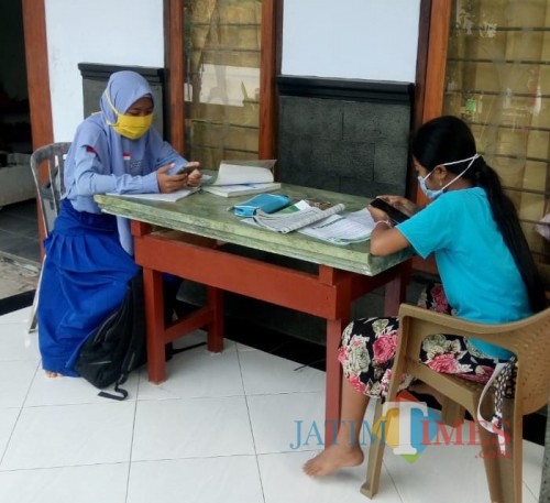 Sejumlah pelajar di Desa Bacem belajar secara daring dengan memanfatakan fasilitas Wi-Fi gratis di rumah Usman