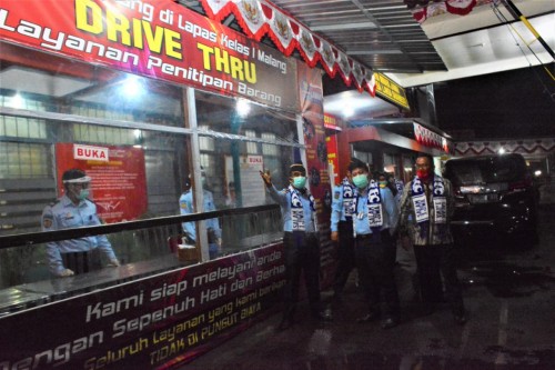 Staf khusus Kemenkum HAM saat memantau lokais penitipan barang di Lapas Kelas 1 Malang, Selasa malam. (Ist)
