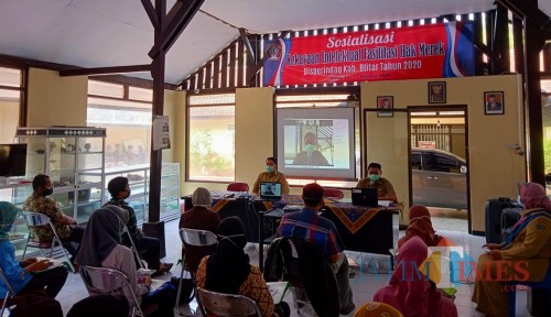 Disperindag Kab Blitar memberikan perhatian kepada pelaku IKM dengan fasilitasi hak merek.(Foto : Aunur Rofiq/BlitarTIMES)