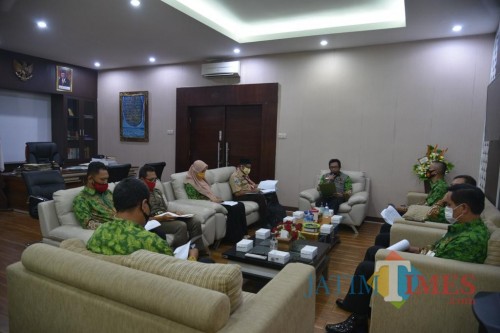 Wakil Bupati Jember Drs. KH. A. Muqit Arief saat memimpin rapat persiapan kegiatan Hari Pramuka (foto : Diskominfo / Jatim TIMES)
