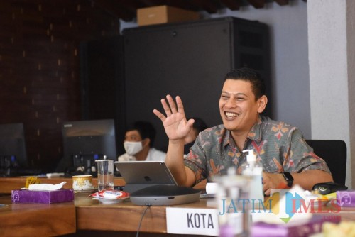 Wali Kota Kediri Abdullah Abu Bakar memaparkan pelaksanaan Prodamas Plus melalui zoom metting. (ist)