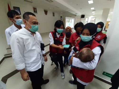 Direktur RS Gambiran Kediri Dr. Fauzan Adima saat berinteraksi dengan salah satu pasien (Eko Arif S/ JatimTIMES)