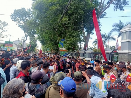 Kerumunan massa tanpa protokol kesehatan yang melakukan demo di depan Kantor DPRD Kabupaten Malang, Kamis (13/8/2020) (Foto : Ashaq Lupito/MalangTIMES)