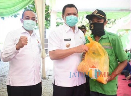 Bupati Pungkasiadi menyerahkan bantuan sembako secara simbolis kepada petugas kebersihan DLH (Foto: Humas Kab. Mojokerto)