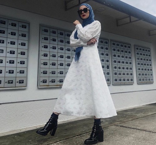 Gaya influencer hijab Noor saat memakai dress. (Foto: instagram @noore).