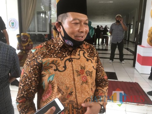 Ketua DPRD Kabupaten Malang, Didik Gatot Subroto saat menanggapi aksi masa dari pelaku seni (Foto : Ashaq Lupito / MalangTIMES)