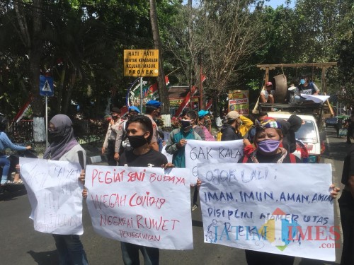 Situasi saat peserta aksi menyuarakan tuntutannya di depan Gedung Dewan Kabupaten Malang (Foto : Ashaq Lupito / MalangTIMES)