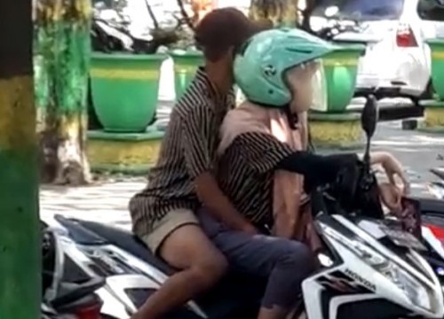 Potongan gambar yang diambil dari video pasangan muda-mudi mesum di Taman Bunga Sumenep. (Ist/JatimTIMES)