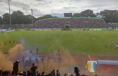 Stadion Gajayana saat digunakan menggelar pertandingan Arema FC. (foto dok MalangTIMES)