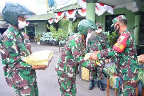 Bantuan beras disalurkan Kodim 0808/Blitar untuk membantu warga terdampak covid-19.(Foto : Aunur Rofiq/BlitarTIMES)