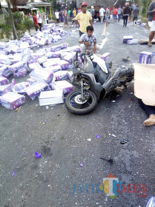 Botol air mineral Milagros berserakan di jalan akibat tabrakan yang melibatkan sejumlah kendaraan di Jalan Jember-Banyuwangi