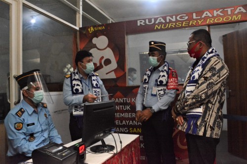 Dari kiri, Kakanwil Kemenkumham Jatim, Krismono, Kalapas Lowokwaru, Anak Agung Gede Krisna, Staf Khusus Kemenkumham Fajar Lase (Ist)