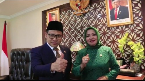 Ketua Umum PKB Muhaimin Iskandar (kiri) saat menyatakan penunjukan Lahtifah Shohib (kanan) sebagai calon Bupati Malang periode 2020 - 2025 (Foto : Istimewa)