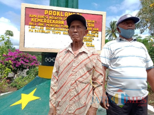 Pak Kembang sosok penjaga makam Tamam Makam Pahlawan Makam Bahagia Turen, Kabupaten Malang, Jumat (14/8/2020). (Foto: Dok. JatimTimes)