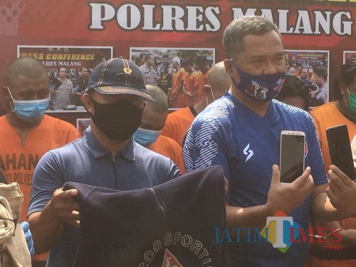 Panpel Arema FC, Abdul Haris (kanan) bersama Achmad Gozali saat rilis pelaku curas di Polres Malang (Pito)