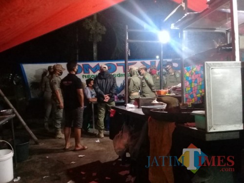 Petugas Satpol PP Kota Malang saat menertibkan PKL di wilayah Jl Cibuni, Kelurahan Purwantoro Kecamatan Blimbing, Kota Malang. (Foto: Istimewa).