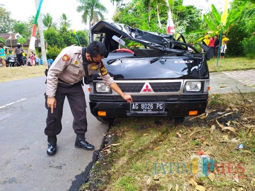Polisi melakukan olah TKP di lokasi kecelakaan pikap di Desa Selorejo.(Foto : Aunur Rofiq/BlitarTIMES)