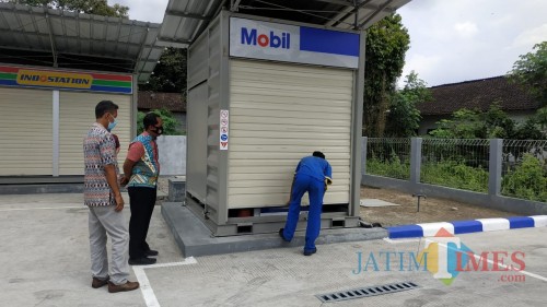 Polisi memeriksa SPBU ExxonMobil yang beroperasi di Desa Gaprang (Foto: Aunur Rofiq/BlitarTIMES)