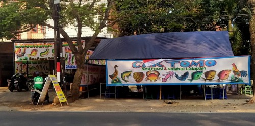 Warung lalapan Cak Tomo dan Cak Rie. Anggara Sudiongko/MalangTIMES)