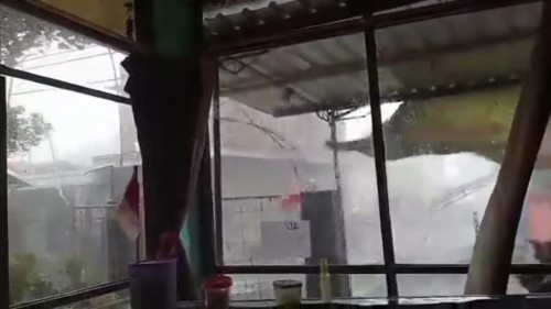 Tangkapan video saat terjadinya hujan deras disertai angin kencang yang melanda Karangploso, Minggu (16/8/2020). (Foto: Facebook Panjol)