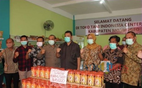 Bupati Mojokerto Pungkasiadi dalam acara Gelar Pangan Murah di Kecamatan Sooko (Foto: Humas Kab. Malang)