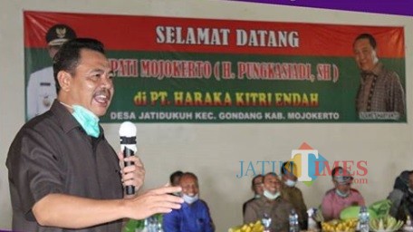 Bupati Mojokerto Pungkasiadi dalam kunjungannya ke PT. Haraka Kitri Indah di Kecamatan Gondang (Foto: Humas Kab. Mojokerto)