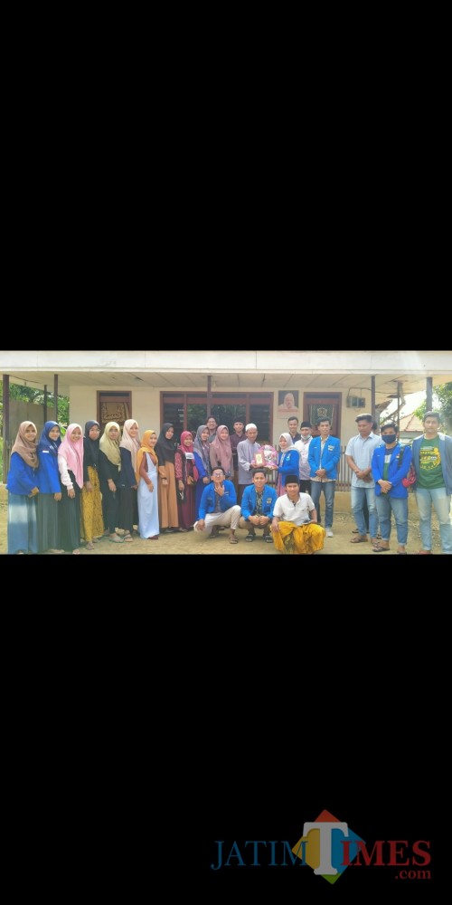 Pemberian Al-Qur'an itu diberikan kepada sejumlah guru ngaji yang ada di Desa Saplasah, Kecamatan Sepulu, Bangkalan, Madura, Jawa Timur.
