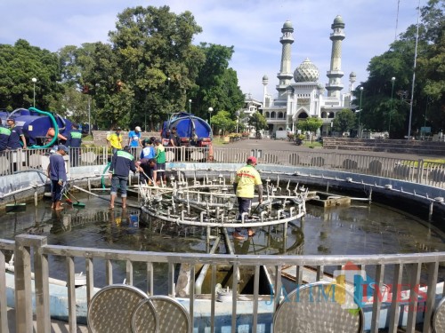 Tim penguras kolam DLH Kota Malang saat membersihkan kolam air mancur di Alun-alun Jalan Merdeka (Hendra Saputra)