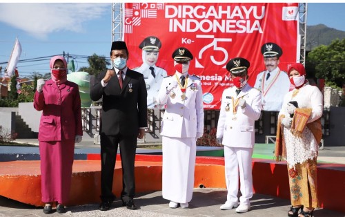 Sekda Pemkot Batu Zadiem Effisien (jas hitam, Walikota Batu Dewanti Rumpoko (tengah), dan Wakil Walikota Batu Punjul Santoso foto bareng usai pengibaran bendera di Balaikota Amongtani/ foto Humas Pemkot Batu for JatimTimes
