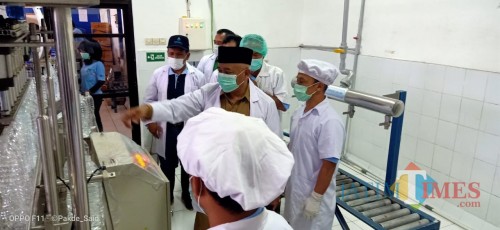 Bupati Malang HM Sanusi (tengah pakai peci) saat mengunjungi mesin produksi AMDK Tirta Kanjuruhan (Foto : Istimewa)