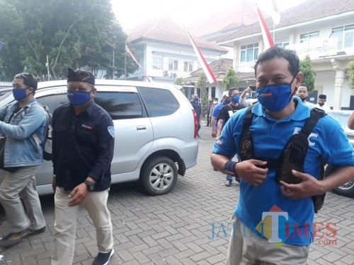 Bakal Calon Bupati Malang, Heri Cahyono bersama tim Malang Jejeg saat mendatangi Kantor KPU Kabupaten Malang. (Foto: Tubagus Achmad/MalangTimes)