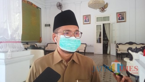 Bupati Bangkalan R Abdul Latif Amin Imron saat memberikan keterangan kepada wartawan terkait Peraturan-Bupati-Perbup-Nomor-46-Tahun-2020 berisi tentang peningkatan disiplin dan penegakan hukum protokol kesehatan dalam pencegahan dan pengendalian Covid-19