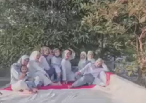 Tangkapan layar video Tik Tok wanita injak bendera Merah Putih (Facebook)