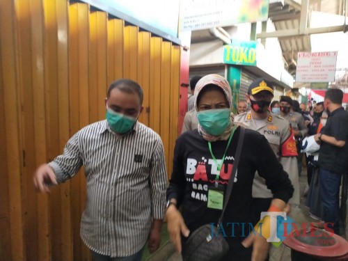 Wali Kota Batu Dewanti Rumpoko saat meninjau Pasar, Selasa (18/8/2020). (Foto: Muklas/ JatimTIMES)