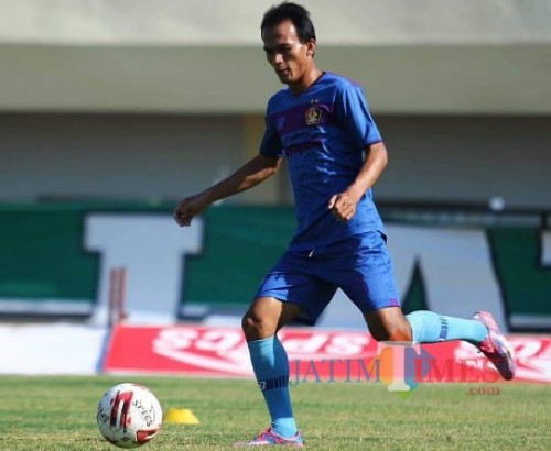 Kapten Kesebelasan Persik Kediri Faris Aditama saat mengikuti sesi latihan di stadion Brawijaya. (ist)