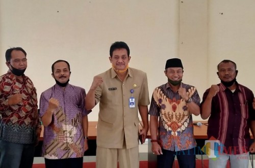Ketua HIPPAM terpilih, Zainul Arifin (dua dari kiri) dan Kabid Cipta Karya, Bambang Nugroho (tiga dari kiri) (Anggara Sudiongko/ MalangTIMES)