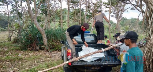 Petugas saat mengevakuasi jenasah korban yang ditemukan di Pantai Jonggring Saloko (Foto : Polsek Donomulyo for MalangTIMES)