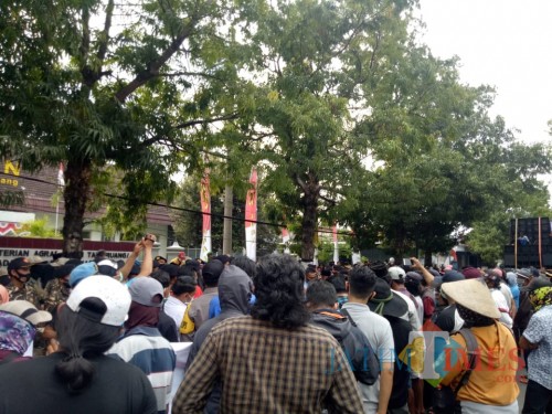 Ratusan massa yang menggelar aksi di depan Kantor BPN Lumajang (Foto : Moch. R. Abdul Fatah / Jatim TIMES)