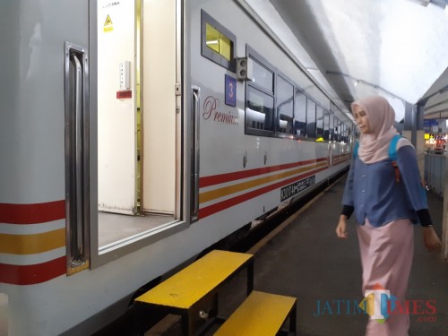 Calon penumpang saat hendak menaiki KAI (Dokumentasi MalangTIMES)