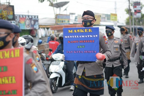 Pembagian masker dari Satbrimob Polda Jatim