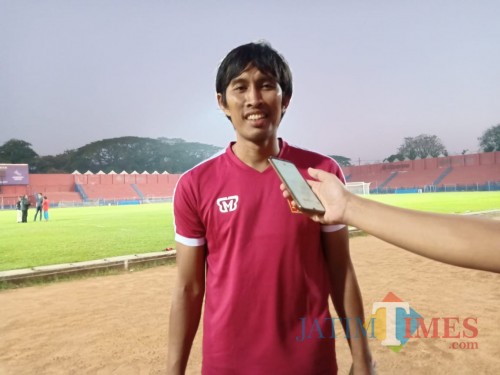 Budi Sudarsono pelatih Persik Kediri saat ditemui usai latihan.(eko arif s/Jatimtimes)