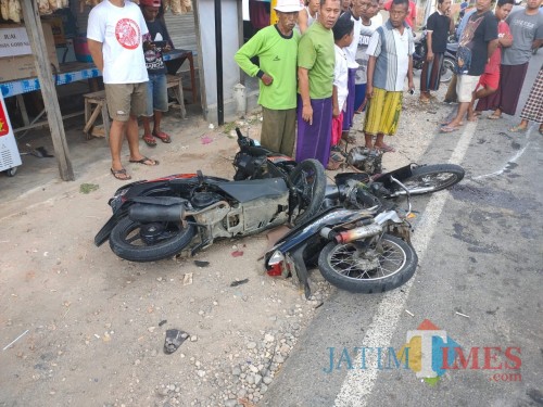 Kedua kendaraan motor yang terlibat laka maut saat dievakuasi warga. (Foto: Humas Polres Sumenep for JatimTIMES)