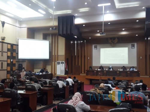 Situasi dan kondisi Rapat Pleno terbuka di dalam Ruang Rapat DPRD Kabupaten Malang, Jumat (21/8/2020). (Foto: Tubagus Achmad/MalangTimes)