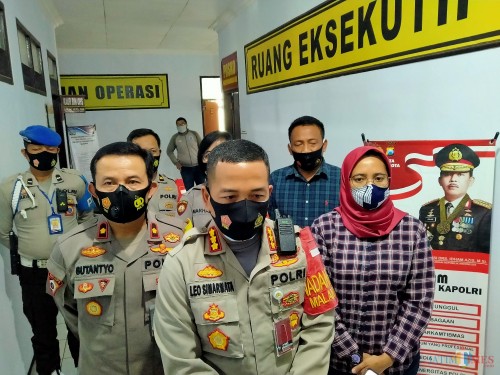 Kapolresta Malang Kota Kombes Pol Leonardus Simarmata bersama Kasat Reskoba Polresta Malang Kota AKP Anria Rosa Piliang (kiri).(Anggara Sudiongko/MalangTIMES)