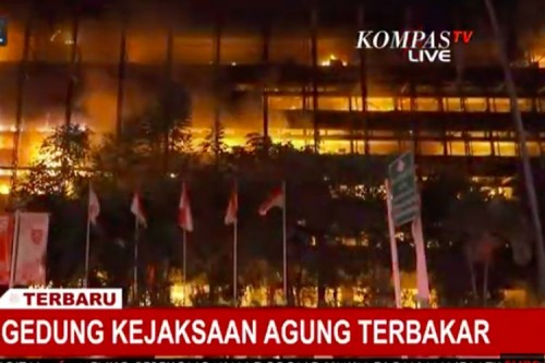 Gedung Kejaksaan Agung terbakar (Foto: Kompas TV)