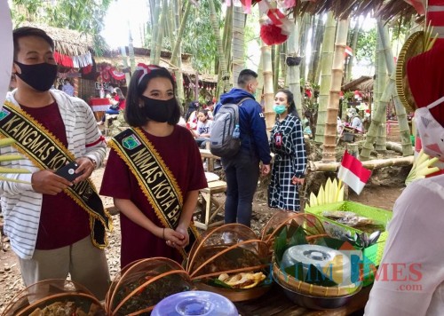 Kangmas Nimas saat membeli hasil olahan warga di Pasar Bring Harjo, Desa Junrejo, Kecamatan Junrejo. (Foto: Irsya Richa/MalangTIMES)