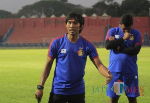 Pelatih Persik Kediri Budi Sudarsono saat memberikan keterangan usai latihan di stadion Brawijaya. (Eko arif s/Jatimtimes)