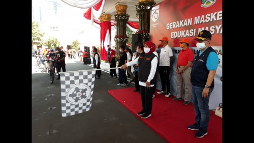 Gubernur Jatim Khofifah ketika melepas gowes bareng