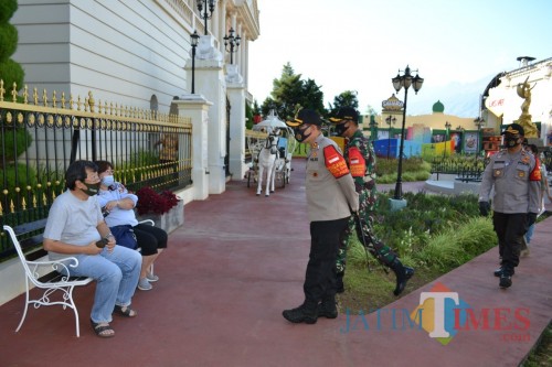 Wisatawan saat berwisata di Museum Angkut. (Foto:Irsya Richa/MalangTIMES)