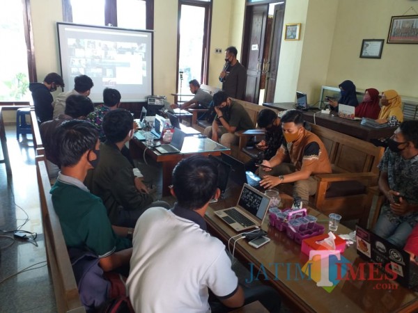Ketua Formula Banyuwangi Suhariyanto memaparkan bijak bermedia dalam membangun kerukunan pemuda antar agama